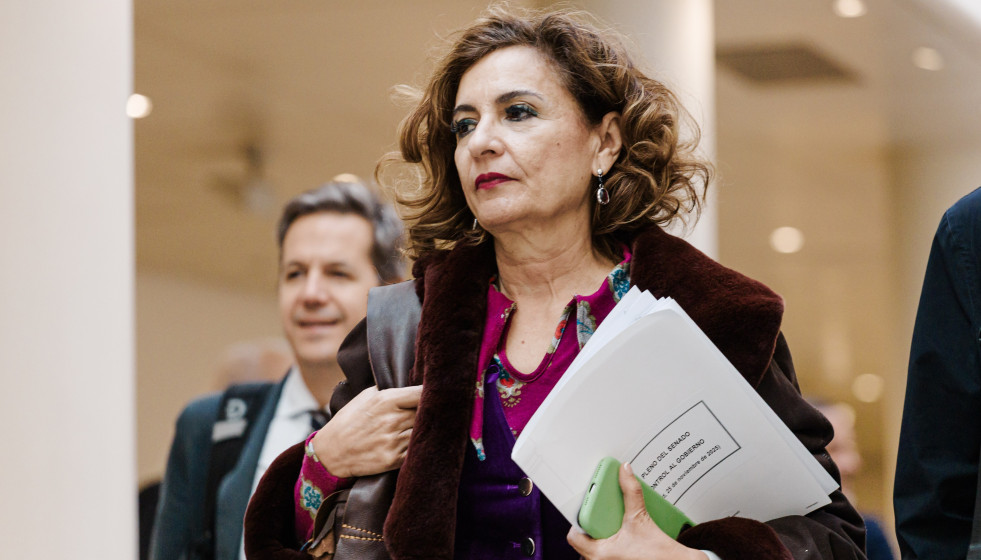 La vicepresidenta primera y ministra de Hacienda, María Jesús Montero, a su llegada a una sesión plenaria en el Senado, a 25 de noviembre de 2025, en Madrid (España). El pleno estará marcado por 