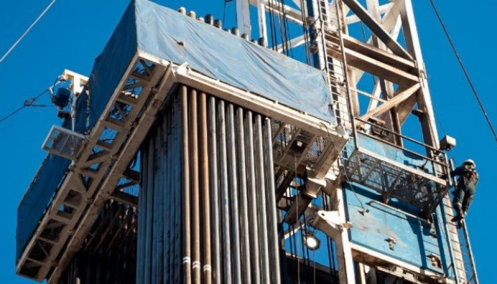 Archivo - Planta petrolera de YPF.