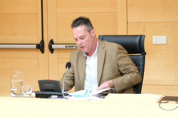 Archivo - El procurador socialista Pedro González Reglero, en la Comisión de Empleo e Industria.