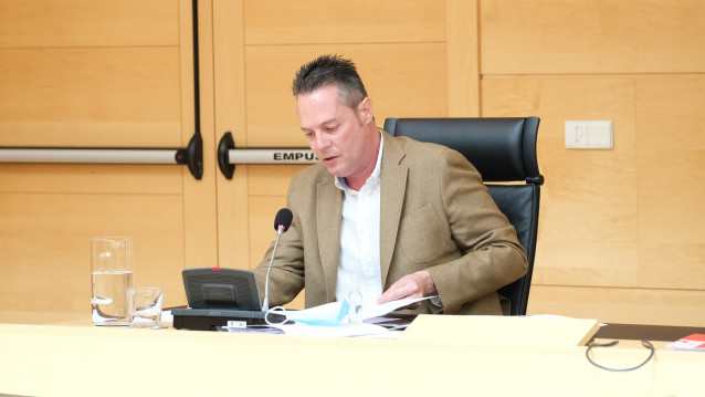 Archivo - El procurador socialista Pedro González Reglero, en la Comisión de Empleo e Industria.