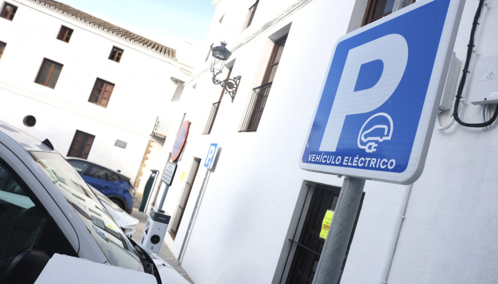 Imagen de la nueva estación pública de recarga de vehículos eléctricos financiada por la Diputación de Cádiz . A 5 de noviembre de 2025, en Medina Sidonia, Cádiz (Andalucía, España).