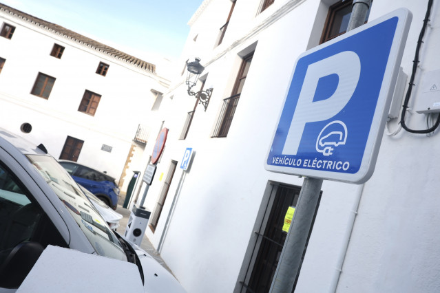 Imagen de la nueva estación pública de recarga de vehículos eléctricos financiada por la Diputación de Cádiz . A 5 de noviembre de 2025, en Medina Sidonia, Cádiz (Andalucía, España).