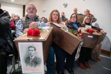 Acto de entrega de los restos exhumados de 21 víctimas a sus familiares, a 25 de noviembre de 2025, en Manzanares, Ciudad Real, Castilla-La Mancha (España).