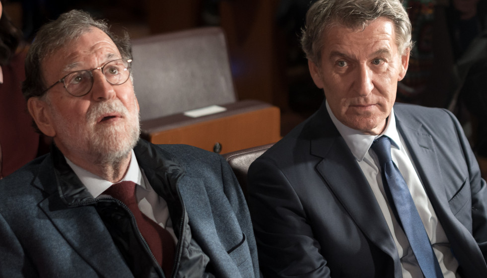 El expresidente del Gobierno, Mariano Rajoy (i) y el presidente del PP, Alberto Núñez Feijóo (d), en el Auditorio Caja de Música del Palacio de Cibeles, a 19 de noviembre de 2025, en Madrid (Espa