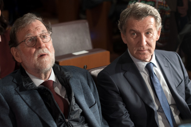 El expresidente del Gobierno, Mariano Rajoy (i) y el presidente del PP, Alberto Núñez Feijóo (d), en el Auditorio Caja de Música del Palacio de Cibeles, a 19 de noviembre de 2025, en Madrid (España).