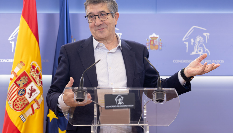 El portavoz del PSOE en el Congreso, Patxi López, durante una rueda de prensa en el Congreso de los Diputados, a 11 de noviembre de 2025, en Madrid (España).