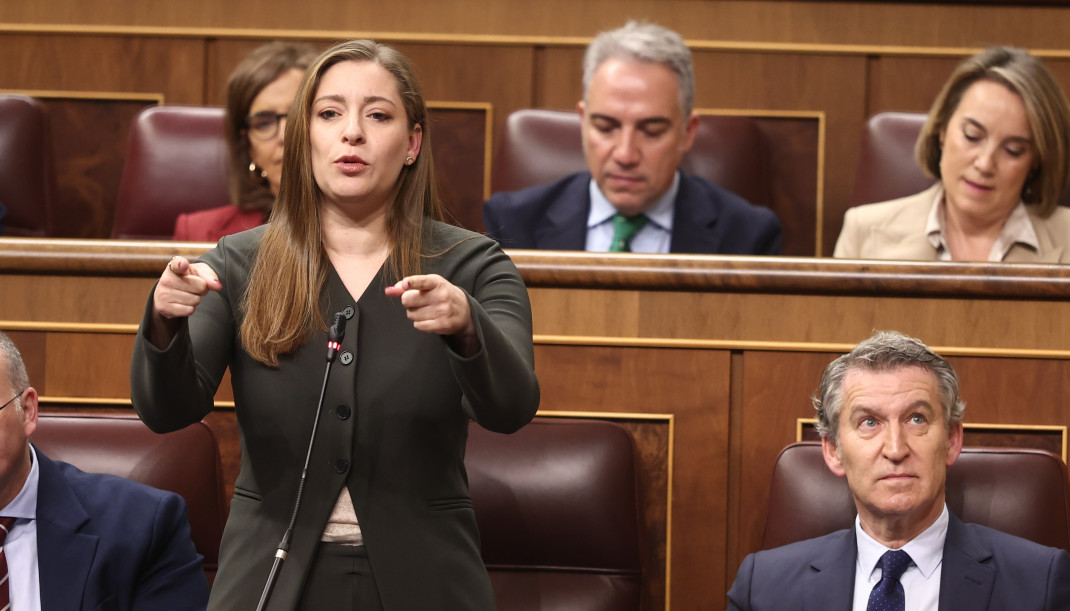 La portavoz del PP en el Congreso, Ester Muñoz, interviene durante una sesión de control al Gobierno, en el Congreso