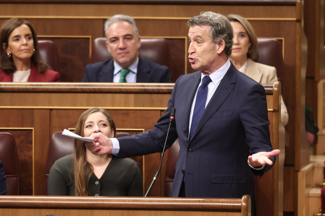 El presidente del Partido Popular, Alberto Núñez Feijóo, interviene durante una sesión de control al Gobierno, en el Congreso de los Diputados, a 26 de noviembre de 2025, en Madrid (España).
