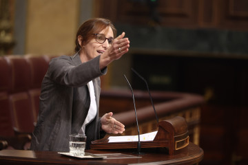 La ministra de Sanidad, Mónica García, interviene durante una sesión de control al Gobierno, en el Congreso de los Diputados, a 19 de noviembre de 2025, en Madrid (España).