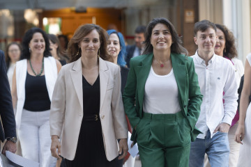 Archivo - Imagen de recurso de la ministra de Sanidad, Mónica García (i) y la portavoz de Más Madrid en la Asamblea, Manuela Bergerot (d), junto a otros cuadros de la formación.