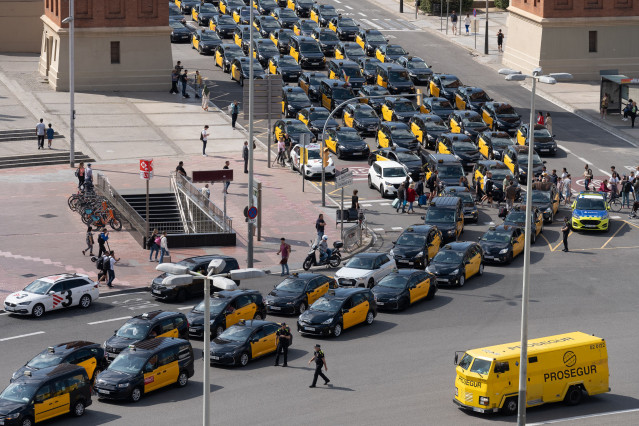 Archivo - Vista general de la marcha lenta de taxis convocada por Élite Taxi, en la plaza de España, a 28 de mayo de 2024, en Barcelona, Catalunya (España).