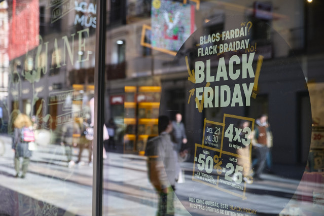 Un escaparate anuncia descuentos por el Black Friday, a 26 de noviembre de 2025, en Madrid (España)