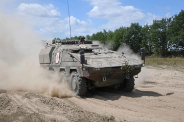 Archivo - Una ambulancia Boxer 8x8 en su variante sgSanKfz