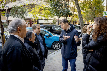 El protavoz de Más Madrid en funciones en el Ayuntamiento, Eduardo Rubiño, con vecinos afectados