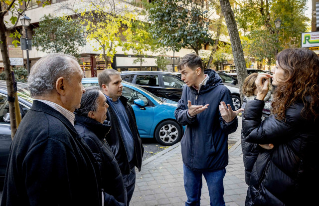 El protavoz de Más Madrid en funciones en el Ayuntamiento, Eduardo Rubiño, con vecinos afectados