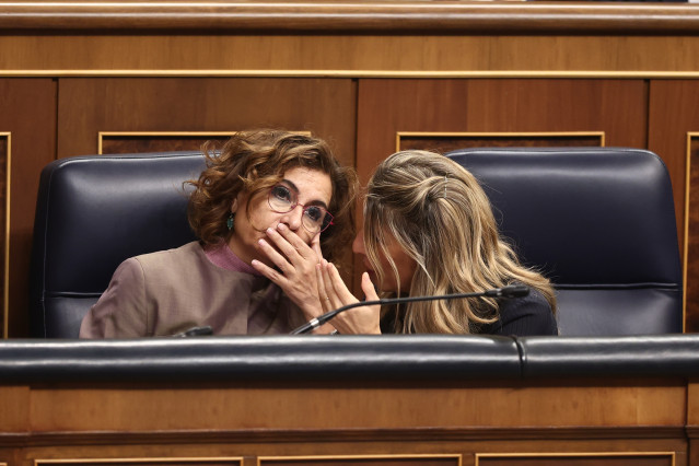 La vicepresidenta primera y ministra de Hacienda, María Jesús Montero, y la vicepresidenta segunda y ministra de Trabajo y Economía Social, Yolanda Díaz, durante una sesión de control al Gobierno, en el Congreso de los Diputados.