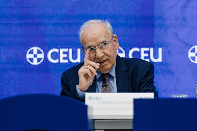 El exvicepresidente del Gobierno Alfonso Guerra, interviene durante la conferencia ‘Memoria, recuerdo y legado de la Transición’, en la Universidad CEU San Pablo, a 26 de noviembre de 2025, en Madrid (España).