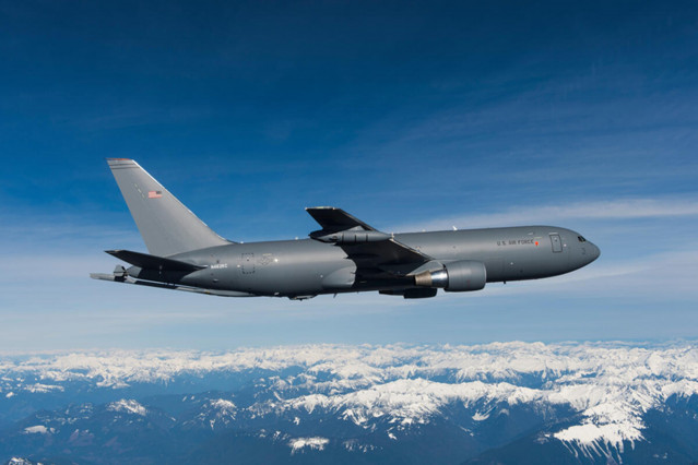 Archivo - Un avión cisterna KC-46A de Boeing