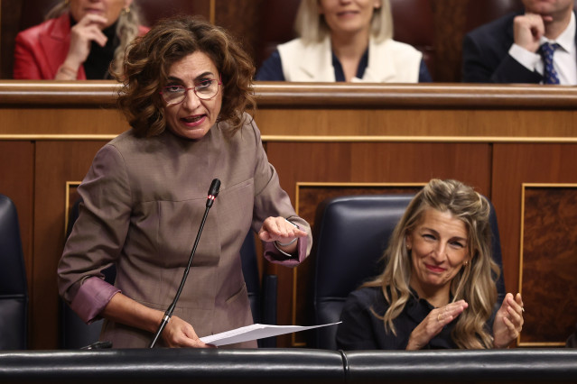 La vicepresidenta primera y ministra de Hacienda, María Jesús Montero, durante una sesión de control al Gobierno, en el Congreso de los Diputados, a 26 de noviembre de 2025, en Madrid (España).