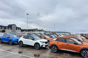 Archivo - Coches fabricados en Stellantis Vigo listos para su exportación.