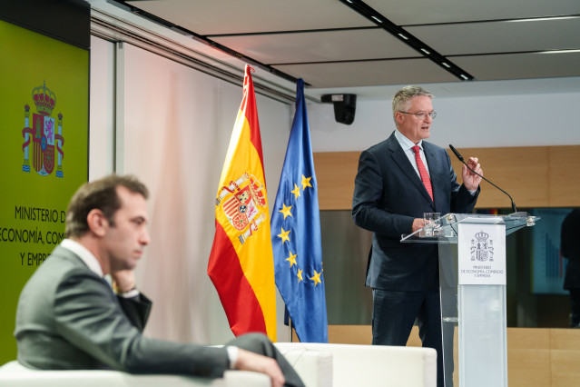 El secretario general de la OCDE, Mathias Cormann (d), interviene durante la presentación del ‘Estudio Económico de España’, a 26 de noviembre de 2025, en Madrid (España). En el estudio se analiza el reciente desempeño económico español.