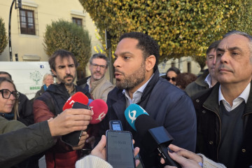El secretario general de Vox, Ignacio Garriga, atiende a los medios en Badajoz