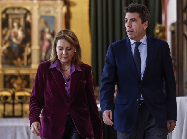 Archivo - El presidente de la Generalitat, Carlos Mazón, y la vicepresidenta de la Generalitat, Susana Camarero, durante el acto de entrega de los Premios Isabel Ferrer 2025, en el Palau de la Generalitat, a 7 de marzo de 2025, en Valencia (archivo)