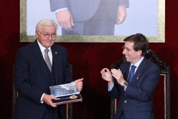 El alcalde de Madrid, José Luis Martínez-Almeida, entrega la Llave de Oro de la Villa de Madrid al presidente de Alemania, Frank-Walter Steinmeier
