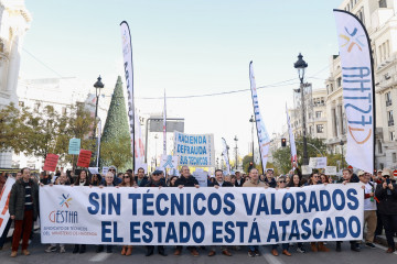 Más de 2.000 técnicos se manifiestan ante el Ministerio para lograr una Administración más eficaz frente al fraude fiscal y en el control del gasto público.