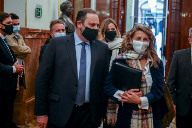 Archivo - El ministro de Transportes, Movilidad y Agenda Urbana, José Luis Ábalos, y la ministra de Trabajo y Economía Social, Yolanda Díaz,en el Congreso.