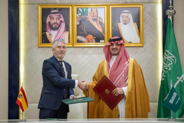 El ministro del Interior, Fernando Grande-Marlaska, y su homólogo saudí, Mohammed bin Nayef al Saud, firman un acuerdo en materia de seguridad