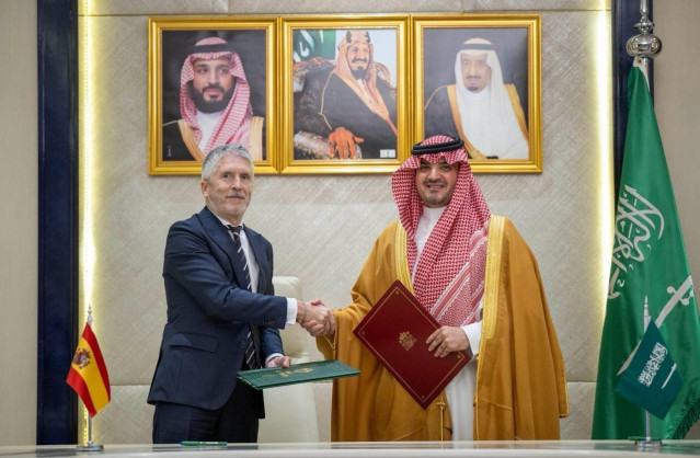 El ministro del Interior, Fernando Grande-Marlaska, y su homólogo saudí, Mohammed bin Nayef al Saud, firman un acuerdo en materia de seguridad