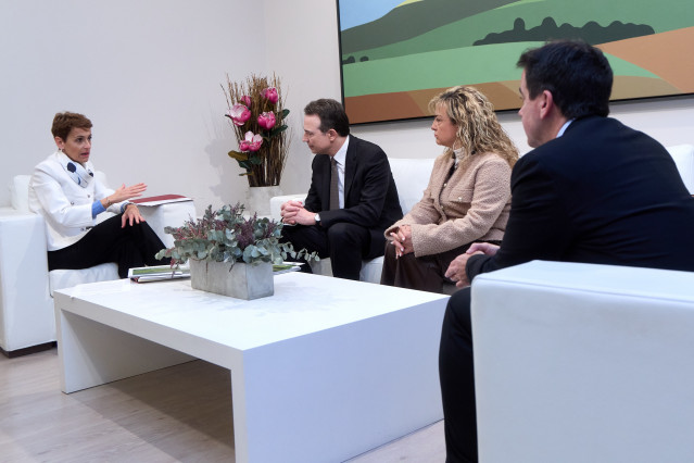 La Presidenta de Navarra, María Chivite, y el consejero de Industria y de Transición Ecológica y Digital Empresarial, Mikel Irujo, se reúnen con el CEO de Enagás, Arturo Gonzalo Aizpiri, en el Palacio de Navarra.