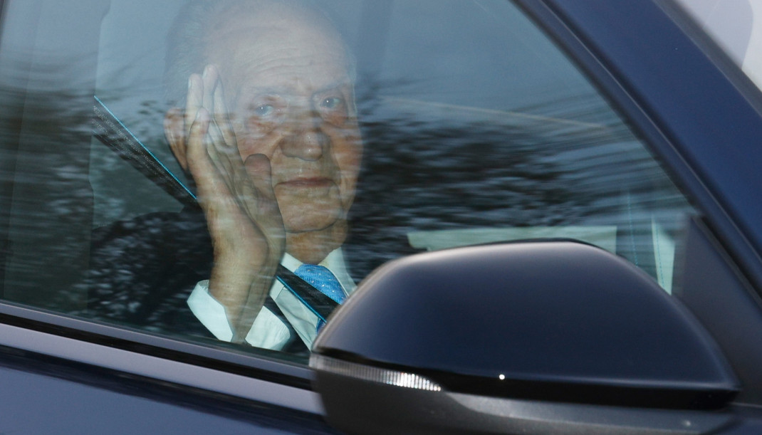 El rey Juan Carlos llegando al aeropuerto tras el almuerzo privado en El Pardo para conmemorar los 50 años de la Monarquía