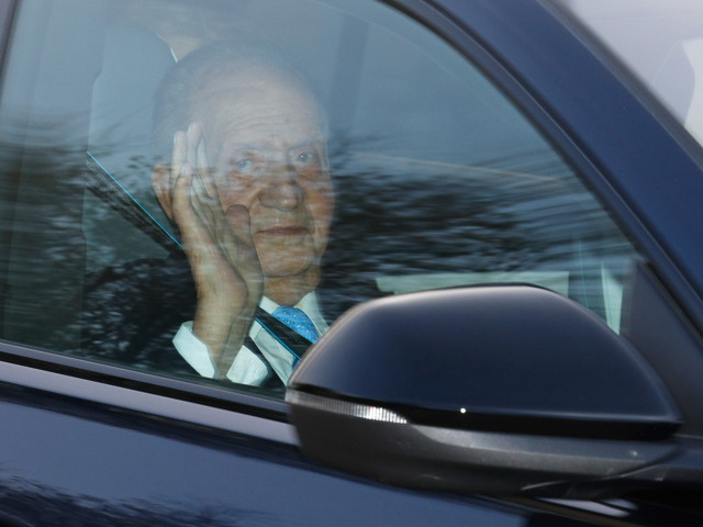 El rey Juan Carlos llegando al aeropuerto tras el almuerzo privado en El Pardo para conmemorar los 50 años de la Monarquía