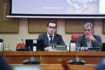 El ministro de Economía, Comercio y Empresa, Carlos Cuerpo (i), comparece ante la Comisión de Economía, Comercio y Transformación Digital, a 26 de noviembre de 2025, en Madrid (España). Cuerpo co