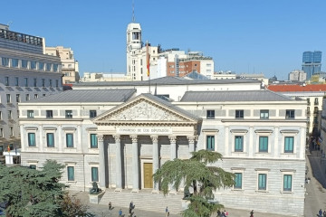 Archivo - Fachada principal de la sede del Congreso, con la Puerta de los Leones