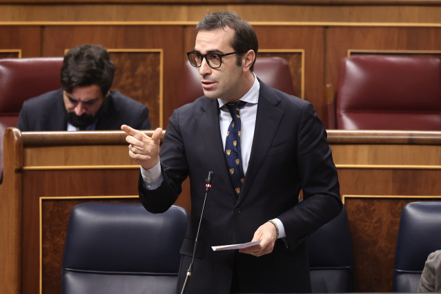 El ministro de Economía, Comercio y Empresa, Carlos Cuerpo, interviene durante una sesión de control al Gobierno, en el Congreso de los Diputados, a 19 de noviembre de 2025, en Madrid (España)