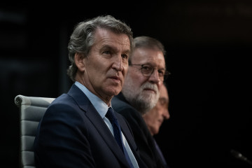 El presidente del Partido Popular, Alberto Núñez Feijóo (i) y el expresidente del Gobierno Mariano Rajoy (d), durante la presentación del libro 'El arte de gobernar', en el auditorio Rafael del Pi