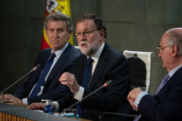 El presidente del Partido Popular, Alberto Núñez Feijóo (i) y el expresidente del Gobierno Mariano Rajoy (c) durante la presentación del libro 'El arte de gobernar', en el auditorio Rafael del Pin