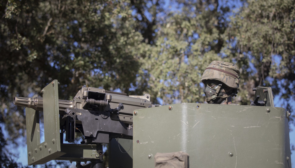 Archivo - Un soldado de la Legión participa en una maniobra de simulación de fusiles en un recinto ambientado en un 