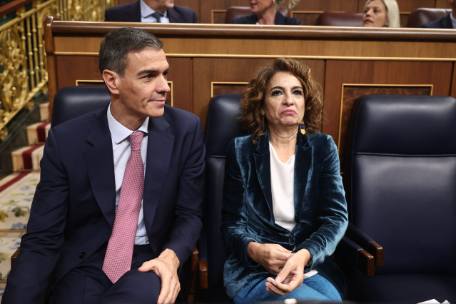 El presidente del Gobierno, Pedro Sánchez, y la vicepresidenta primera y ministra de Hacienda, María Jesús Montero, durante una sesión de control al Gobierno, en el Congreso de los Diputados, a 19 de noviembre de 2025, en Madrid (España).
