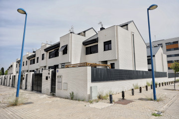 Archivo - Fachada de viviendas el día en que han anunciado que la compraventa de viviendas registró en el mes de marzo su mejor dato en 15 años, a 20 de mayo de 2022, en Madrid (España). Según ha