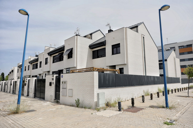 Archivo - Fachada de viviendas el día en que han anunciado que la compraventa de viviendas registró en el mes de marzo su mejor dato en 15 años, a 20 de mayo de 2022, en Madrid (España). Según ha informado hoy el Instituto Nacional de Estadística, la comp