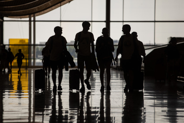 Archivo - Pasajeros con maletas.