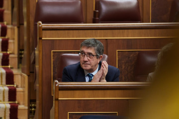 El portavoz del PSOE en el Congreso, Patxi López, aplaude durante una sesión plenaria, en el Congreso