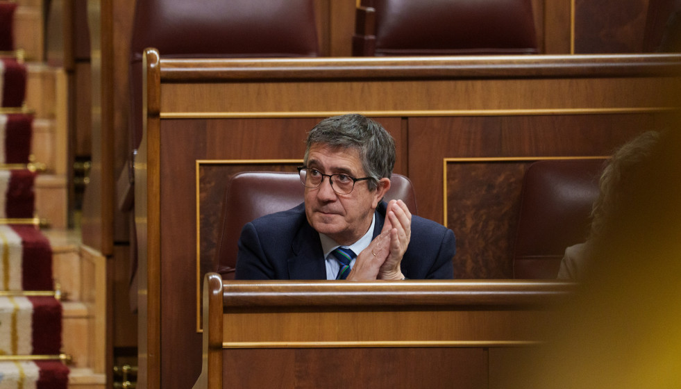 El portavoz del PSOE en el Congreso, Patxi López, aplaude durante una sesión plenaria, en el Congreso