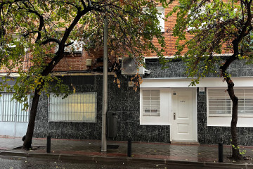Algunos locales reconvertidos en viviendas en el barrio de San Diego, en el distrito de Puente de Vallecas.