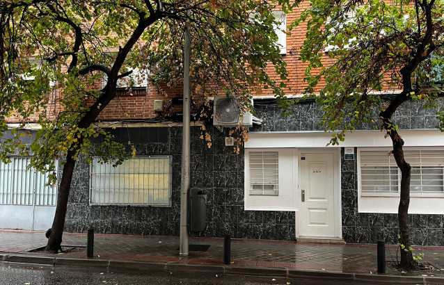 Algunos locales reconvertidos en viviendas en el barrio de San Diego, en el distrito de Puente de Vallecas.