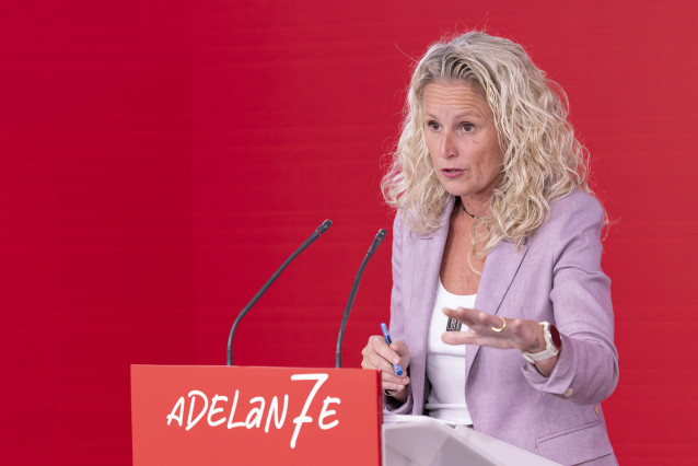 Archivo - La portavoz del PSOE, Montse Mínguez, en una rueda de prensa en Ferraz.